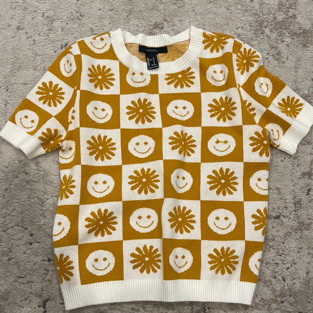 Short sleeve sweater